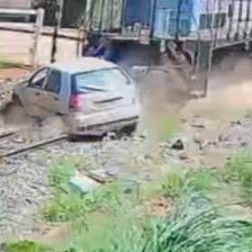 VÍDEO: Trem arrasta carro em Bambuí; idoso fica ferido