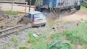 V&Iacute;DEO: Trem arrasta carro em Bambu&iacute;; idoso fica ferido