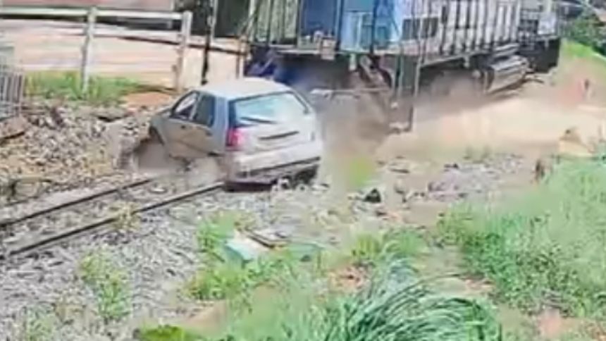 VÍDEO: Trem arrasta carro em Bambuí; idoso fica ferido