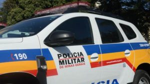 Homem é preso por tráfico após agredir policiais durante abordagem em Itaúna