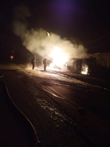 V&Iacute;DEO: Caminh&atilde;o tomba, explode e atinge casas no bairro Goi&acirc;nia, em Belo Horizonte