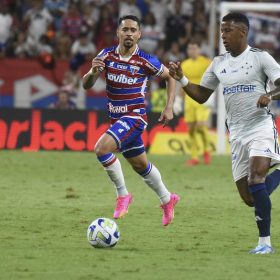 Raposa encara o Le&atilde;o de olho na lideran&ccedil;a. Fortaleza x Cruzeiro. A Minas FM transmite.