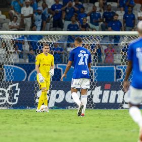 Ap&oacute;s falha grotesca no empate, Rafael Cabral deixa titularidade nas m&atilde;os da comiss&atilde;o t&eacute;cnica.
