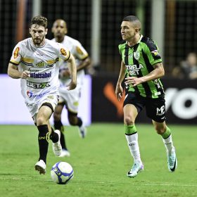 Am&eacute;rica, em casa, vence a primeira na s&eacute;rie B