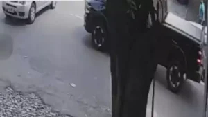 C&acirc;mera de seguran&ccedil;a flagra momento exato de acidente na av. Paran&aacute;