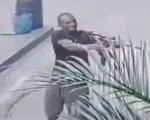 Oliveira: Homem ameaça frentista e atira em loja de conveniência