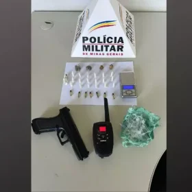 São Sebastião do Oeste: Dupla é presa após denúncia de venda de drogas em prédio e exibição de arma