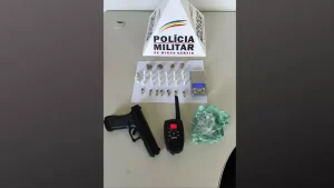 São Sebastião do Oeste: Dupla é presa após denúncia de venda de drogas em prédio e exibição de arma
