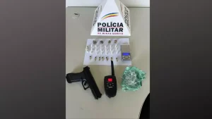 S&atilde;o Sebasti&atilde;o do Oeste: Dupla &eacute; presa ap&oacute;s den&uacute;ncia de venda de drogas em pr&eacute;dio e exibi&ccedil;&atilde;o de arma