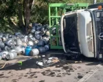 Caminhão com botijões de gás tomba na BR-262; vítima tem traumatismo craniano