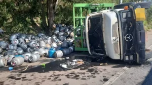 Caminh&atilde;o com botij&otilde;es de g&aacute;s tomba na BR-262; v&iacute;tima tem traumatismo craniano