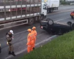 Idoso capota carro na MG-050 em Formiga
