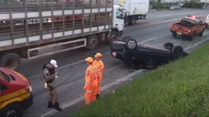 Idoso capota carro na MG-050 em Formiga