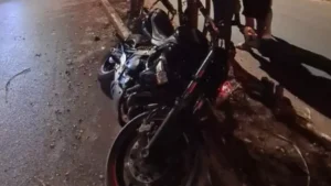 Formiga: Moto colide contra &aacute;rvore e deixa feridos