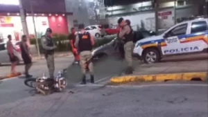 Motociclistas ficam feridos após acidente em Itaúna