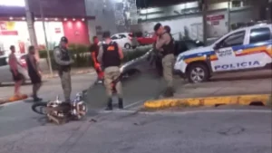 Motociclistas ficam feridos ap&oacute;s acidente em Ita&uacute;na