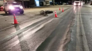 A Central de Regula&ccedil;&atilde;o do Samu recebeu chamado &agrave;s 18h44 de segunda-feira (15), para atendimento de v&iacute;tima de um acidente de moto e carreta, na BR-354, km 474, em Arcos.