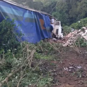 Córrego Danta: Homem morre após caminhão cair em abismo de 100 metros na BR-262