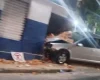 Carro invade estabelecimento comercial em Divinópolis