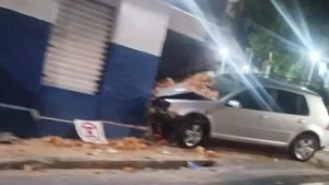 Carro invade estabelecimento comercial em Divin&oacute;polis