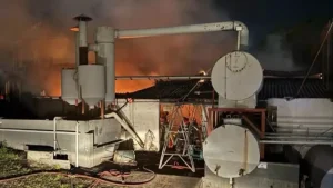 Pará de Minas: Bombeiros encontram corpo carbonizado em incêndio em fábrica de borracha