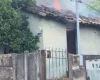 Itaúna: Bombeiros combatem incêndio em residência