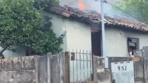Itaúna: Bombeiros combatem incêndio em residência