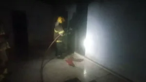 Formiga: Morador b&ecirc;bado &eacute; resgatado durante inc&ecirc;ndio