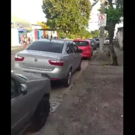 Divinópolis: Motoristas desobedecem 'sinalização' da Settrans e atrapalham condutores de vans em Cmei