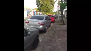 Divinópolis: Motoristas desobedecem 'sinalização' da Settrans e atrapalham condutores de vans em Cmei