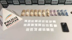 Ap&oacute;s den&uacute;ncia de tr&aacute;fico de drogas em estabelecimento comercial, dupla &eacute; detida em Nova Serrana