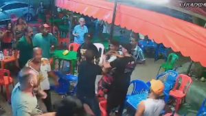 C&acirc;mera mostra briga de bar na rua Pitangui, em Divin&oacute;polis; dois homens foram presos