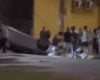 Carro capota em rotatória e 4 pessoas ficam feridas na av. JK, em Divinópolis