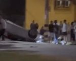 Carro capota em rotatória e 4 pessoas ficam feridas na av. JK, em Divinópolis