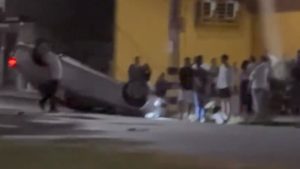 Carro capota em rotatória e 4 pessoas ficam feridas na av. JK, em Divinópolis