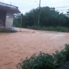 Chuva transforma rua em rio em Divinópolis