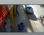 Bicicleta atinge dois carros em Itapecerica