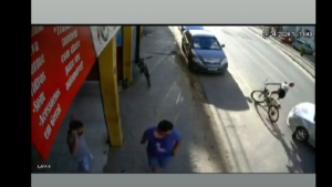 Bicicleta atinge dois carros em Itapecerica
