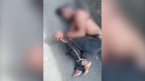 Veja vídeo: acusado de invadir casas em Oliveira é amarrado por populares
