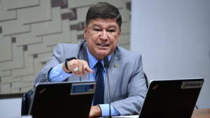 Senador Carlos Viana defende isenção de Imposto de Renda para trabalhadores que ganham até 3 salários mínimos
