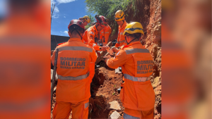 Par&aacute; de Minas: Bombeiros resgata homem soterrado em obra