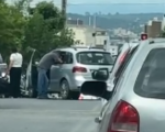 Um acidente envolvendo um carro e uma motocicleta aconteceu na rua Piauí com a rua Minas Gerais, no Centro de Divinópolis, na tarde desta quinta-feira (11).