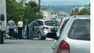 Um acidente envolvendo um carro e uma motocicleta aconteceu na rua Piau&iacute; com a rua Minas Gerais, no Centro de Divin&oacute;polis, na tarde desta quinta-feira (11).