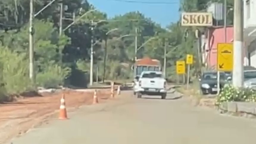 Divin&oacute;polis: Tr&acirc;nsito na av. Magalh&atilde;es Pinto est&aacute; aberto em meia pista