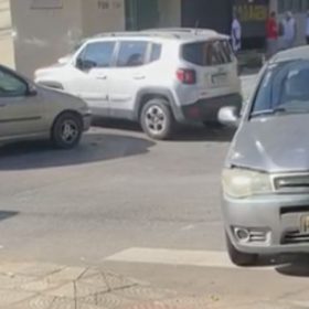 Dois carros batem em 'esquina dos acidentes' no Centro de Divinópolis