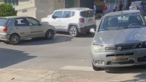 Dois carros batem em 'esquina dos acidentes' no Centro de Divin&oacute;polis