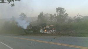 Dois homens morrem após caminhão tombar na BR-494, em Divinópolis