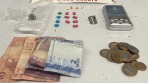 Mulher &eacute; presa com drogas no Interlagos, em Divin&oacute;polis