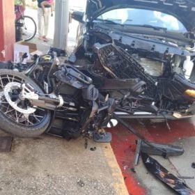 Colisão entre moto e carro deixa 3 feridos em Itaúna
