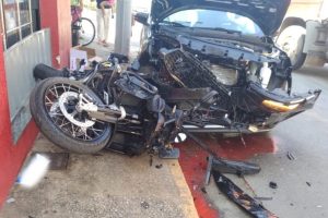 Colis&atilde;o entre moto e carro deixa 3 feridos em Ita&uacute;na